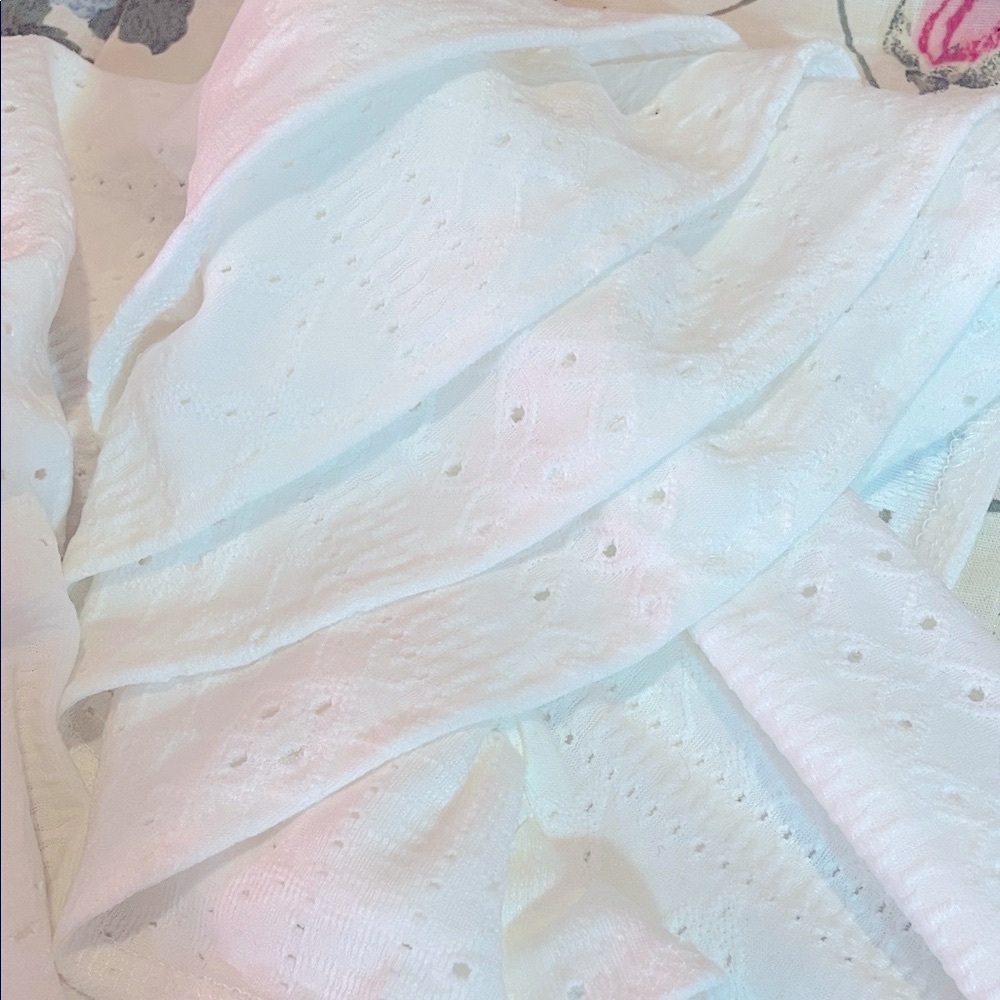 Chic White Eyelet Ruffle Blouse so cute 🥰 - Picture 3 of 5